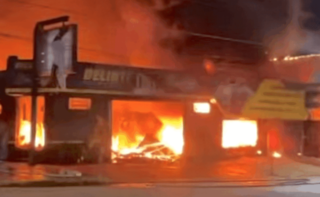 Incêndio de grandes proporções destrói empresa de pneus em Mato Grosso