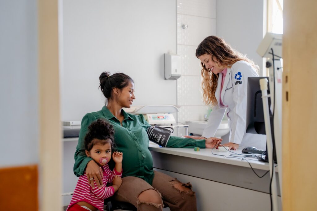 Mãe e filha sendo atendidas pela Rede Nascer