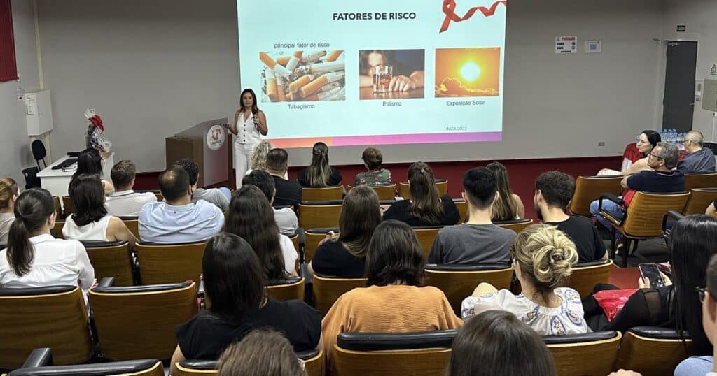 Curso de Odontologia promove capacitação sobre o Novembro Vermelho com foco no combate e prevenção ao câncer de boca – Universidade Paranaense