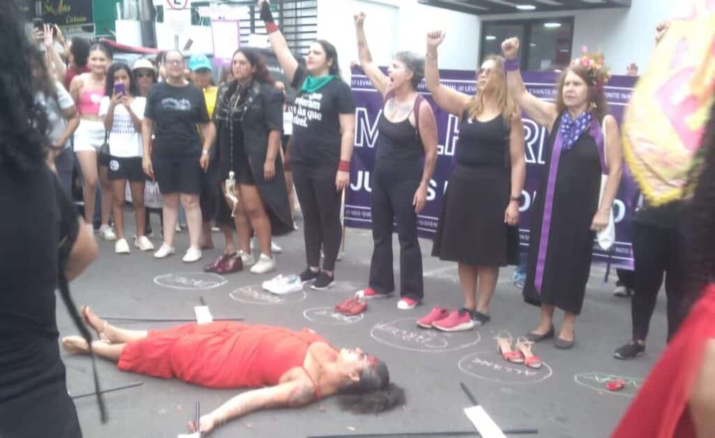 Cerca de 10 mil manifestantes foram às ruas com concentração na Praça Universitária: ato reforça apelo por justiça, políticas públicas e segurança