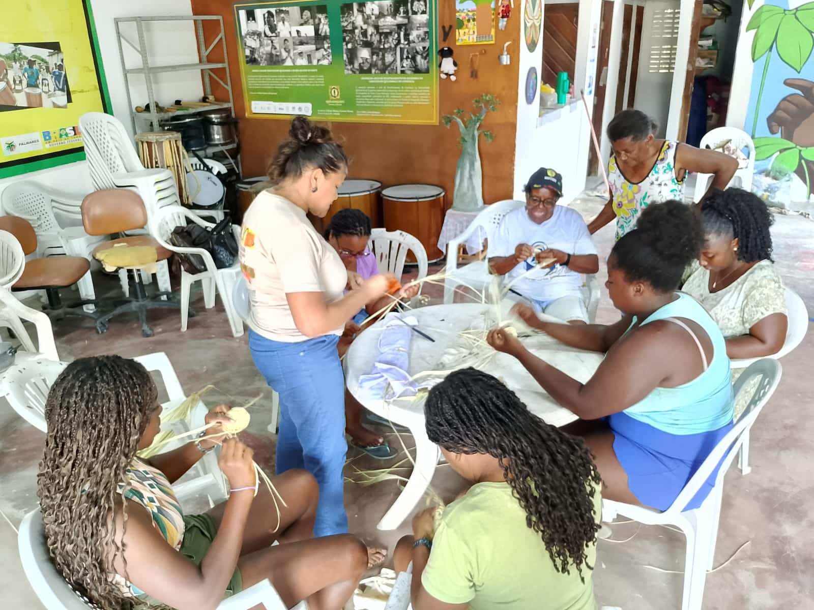 Prefeitura de Macaíba promove curso de trançado em fibra de carnaúba e cerâmica para mulheres da comunidade quilombola de Capoeiras