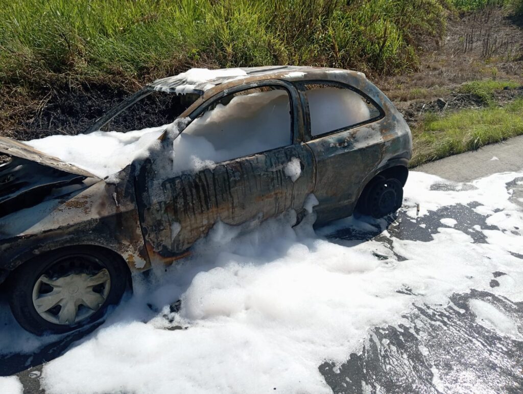 Carro é consumido pelas chamas após estouro de pneu na SC-340 – Rádio Mirador