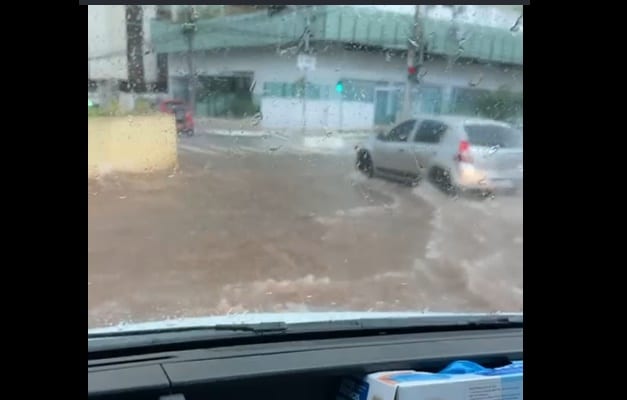 Chuva alaga ruas de Goiânia (Foto: Reprodução)