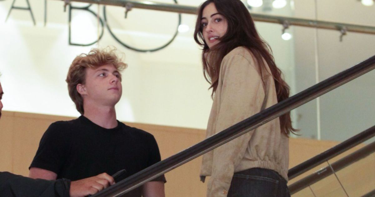 Benício Huck passeia com nova namorada em shopping no Rio; veja