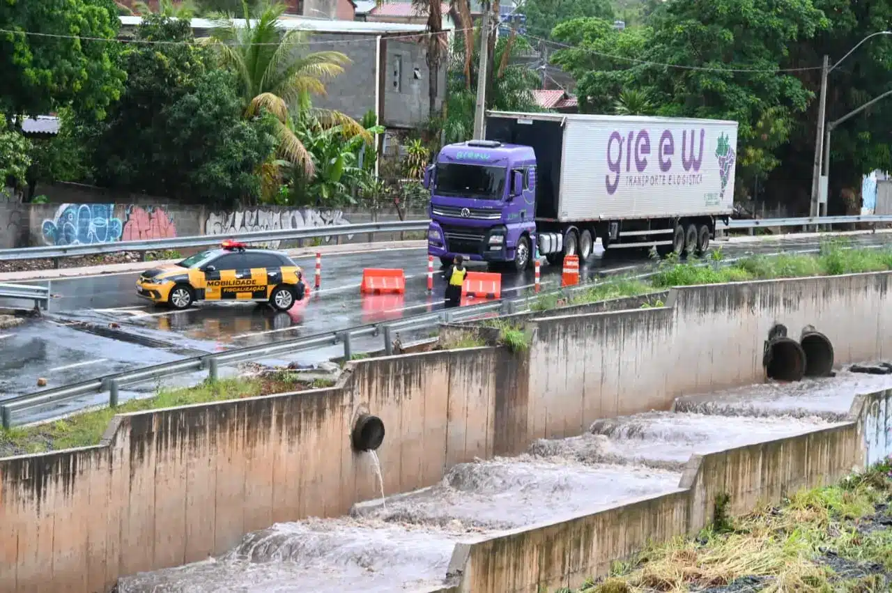 Após chuva intensa, trecho da Marginal Botafogo foi interditado preventivamente para garantir a segurança de motoristas