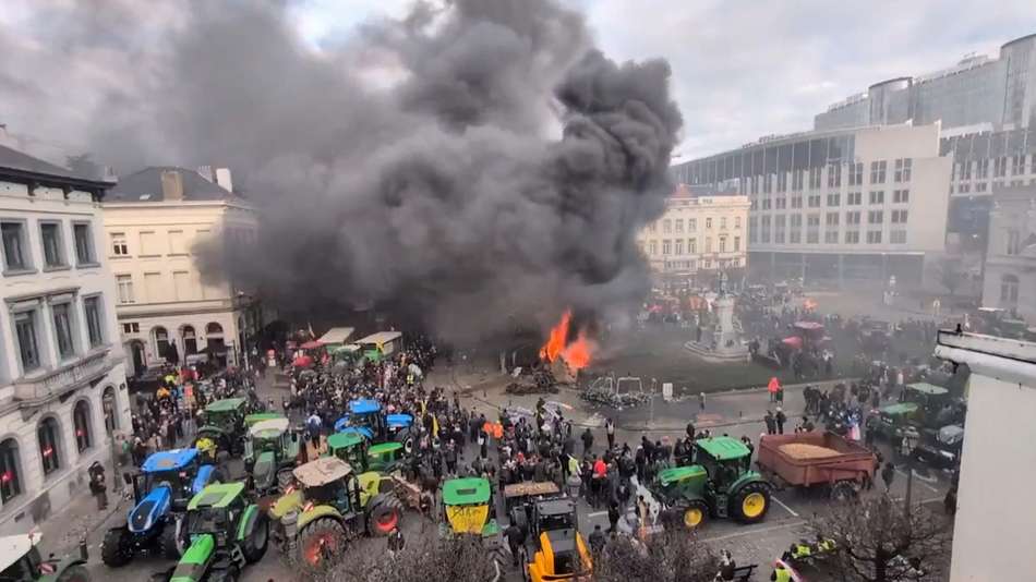 Protesto contra acordo UE-Mercosul tem gás lacrimogêneo e pneus queimados em Bruxelas