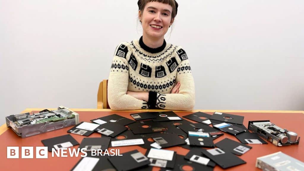 Os disquetes esquecidos de Stephen Hawking por trás da corrida para evitar 'Idade das Trevas' digital