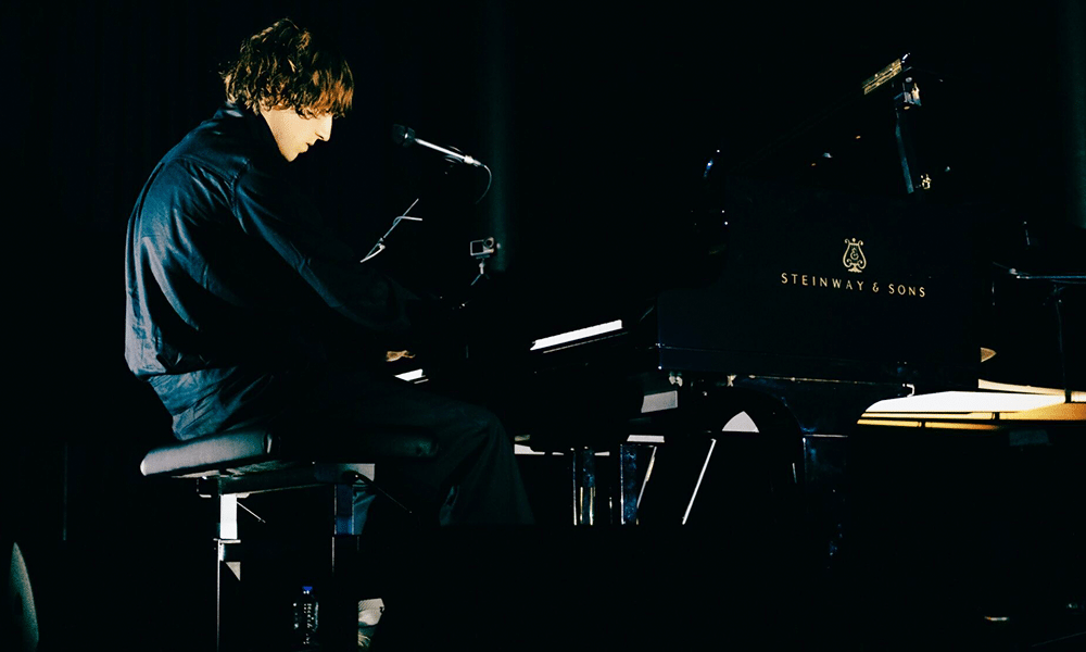 Há poucos dias, Cameron Winter encantou os EUA com shows da banda Geese. Agora, encanta solo a Europa. 2025 é todo dele