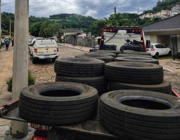 Brigada Militar apreende carga de pneus por descaminho, em Nova Bassano -