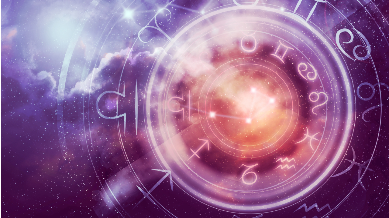 Símbolos do zodíaco em tons de roxo e dourado sobre um fundo cósmico, representando a influência dos astros e a quadratura entre Marte, Mercúrio e Netuno em Peixes