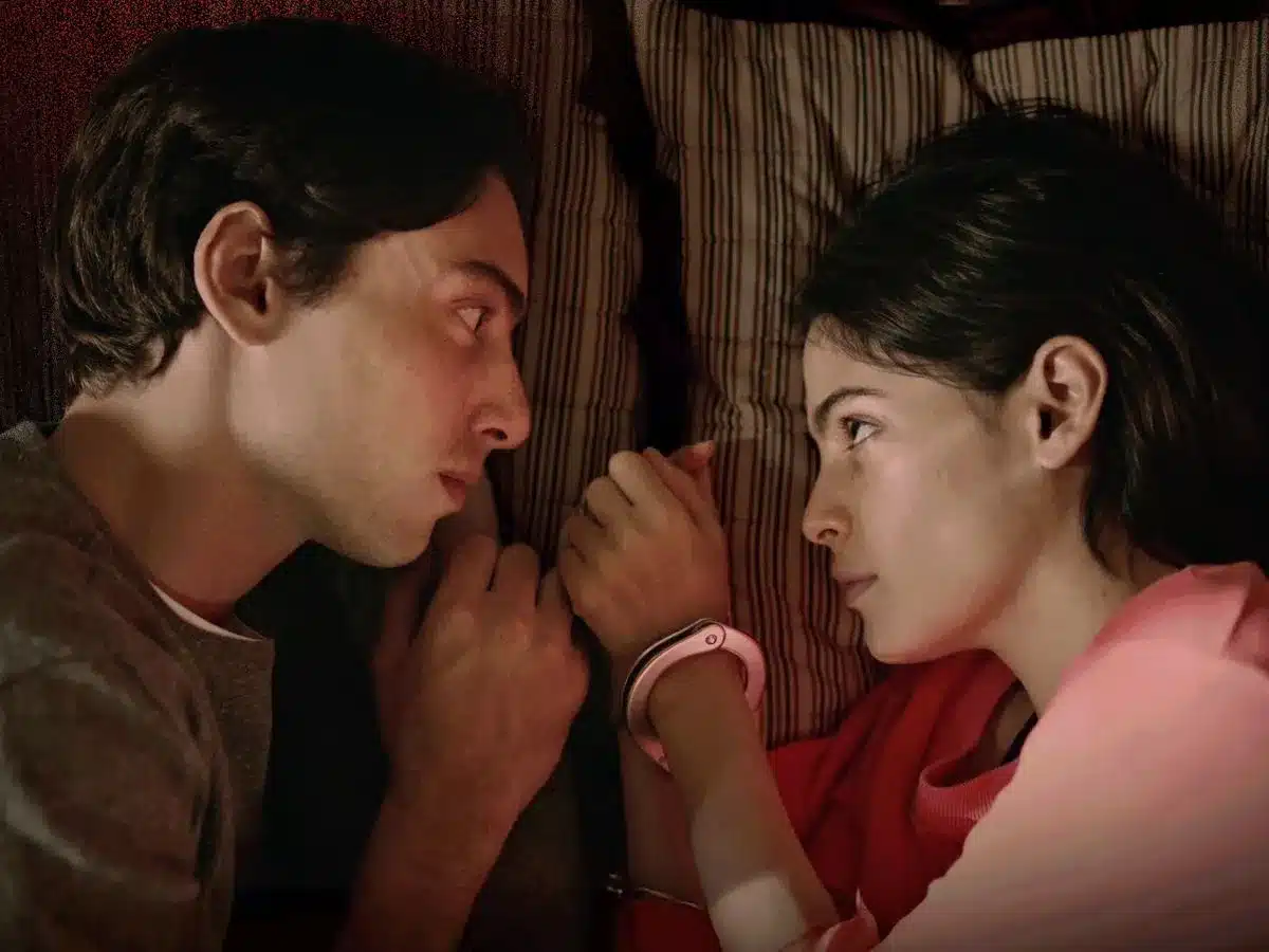 Jaffar Bambirra com Julia Dalavia em Dias Perfeitos