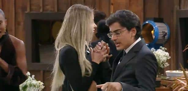 Dudu Camargo usa terno em homenagem a Sílvio Santos