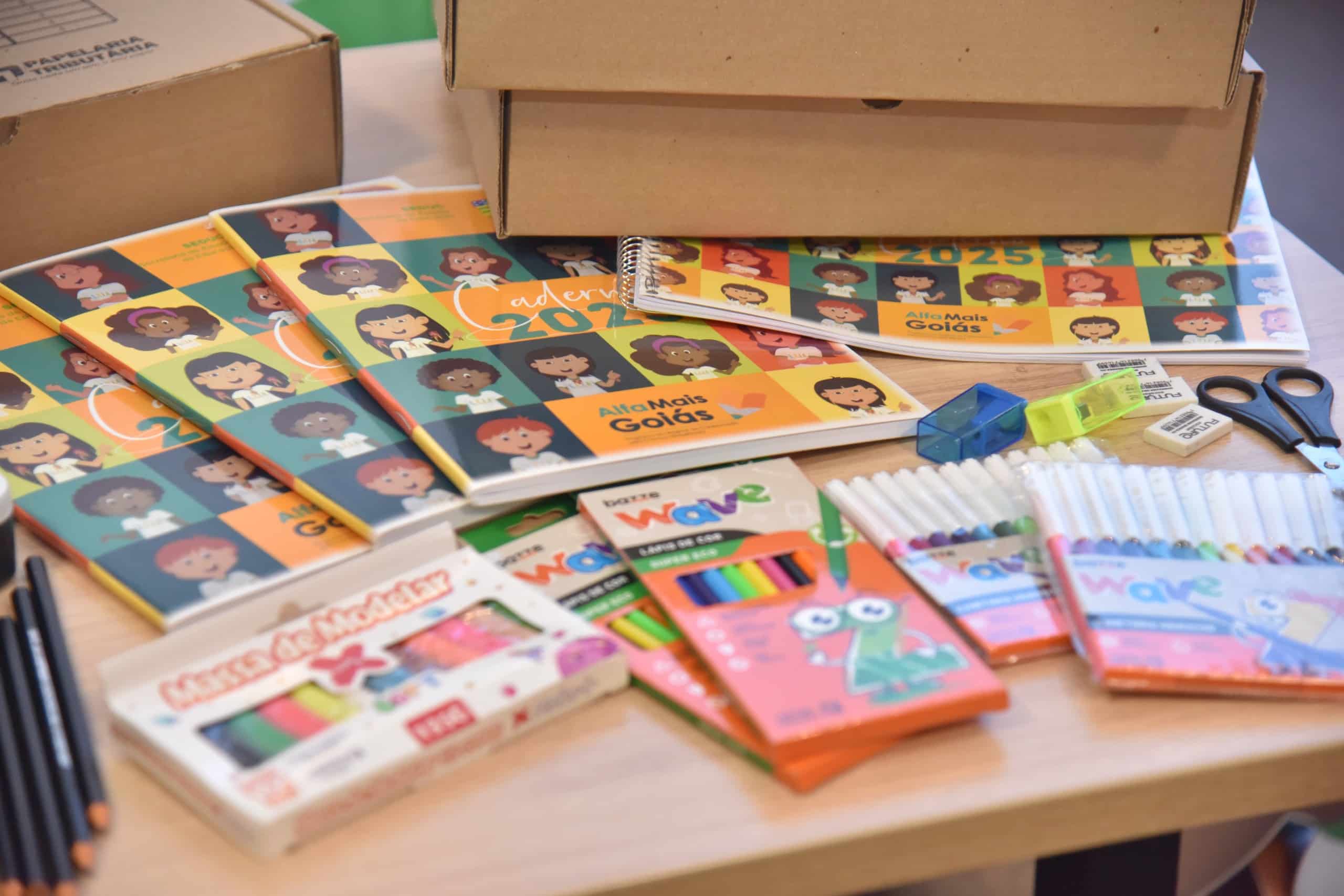 A Redação | Aparecida de Goiânia recebe do Governo de Goiás 20 mil kits escolares para a rede municipal