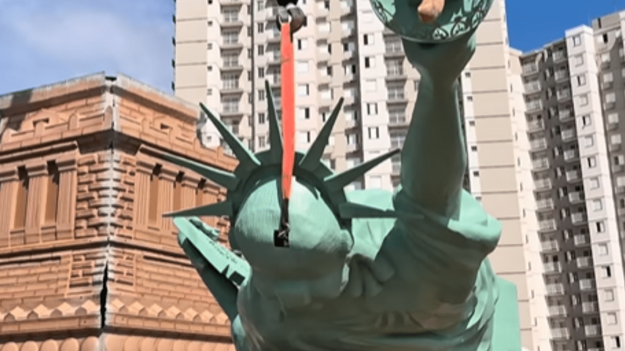 A movimentação atraiu moradores da região, que compareceram ao local para registrar o momento