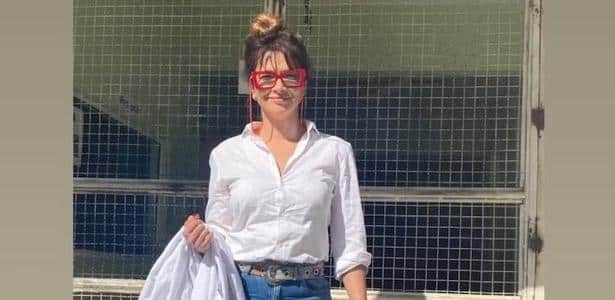 Fani Pacheco diante do Hospital Psiquiátrico de Jurujuba, em Niterói (RJ)