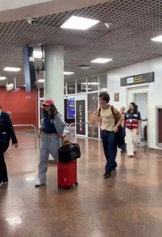 Shawn Mendes e Bruna Marquezine chegam juntos a Maceió - Globo