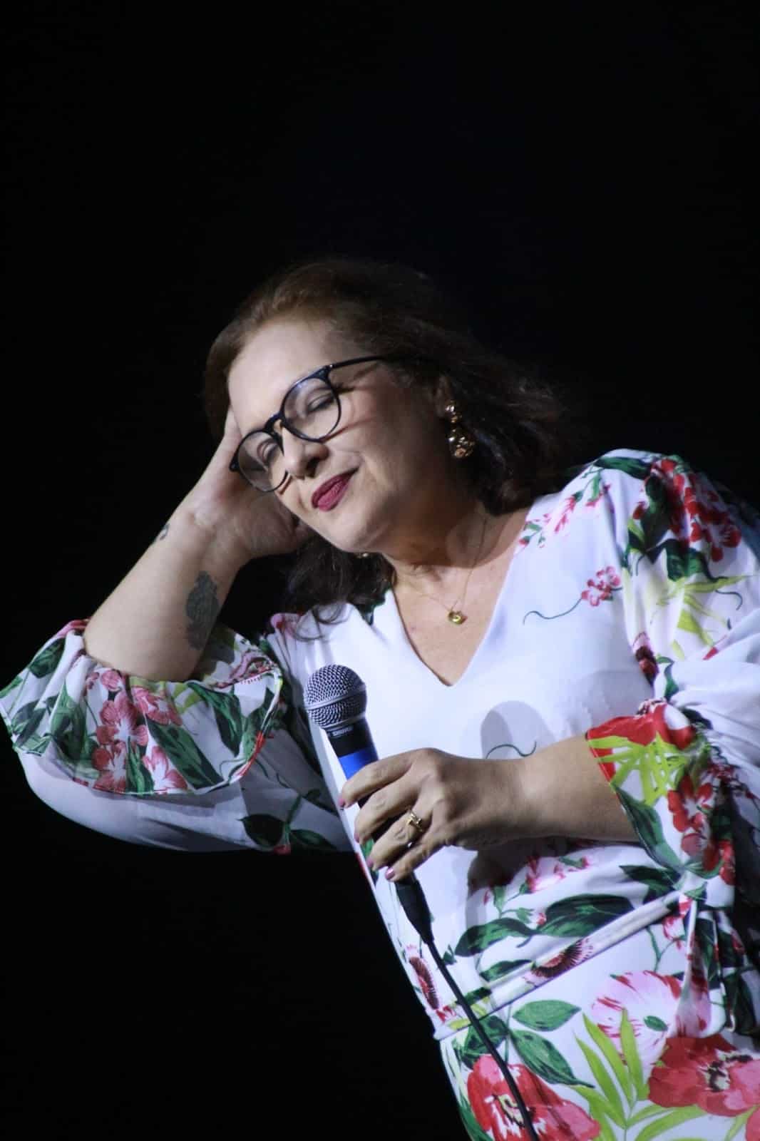 Joana Angélica apresenta “Cena, Voz e Canção” em show intimista no Cineteatro São Luiz