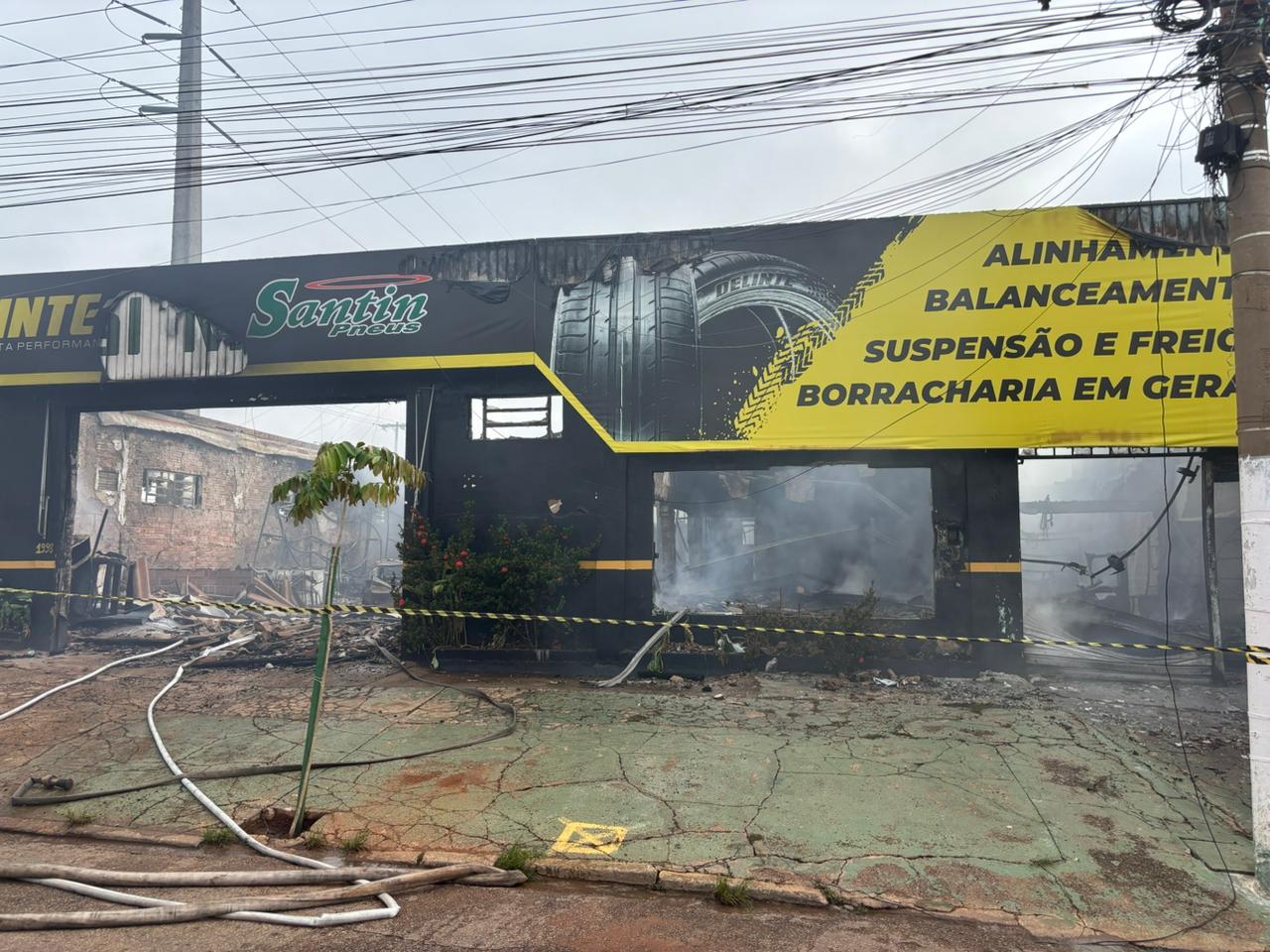 Incêndio destrói loja de pneus em Rondonópolis