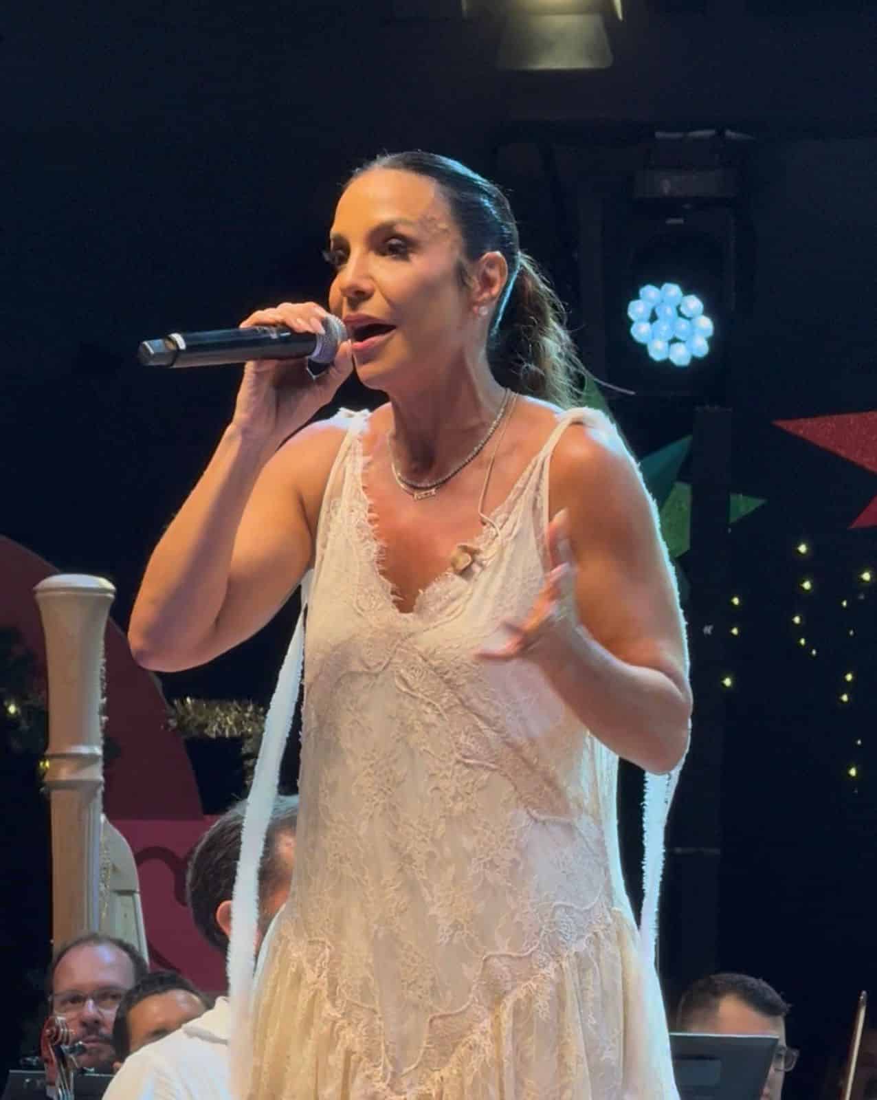 Ivete se emociona ao cantar em concerto de Natal em Salvador; veja vídeo