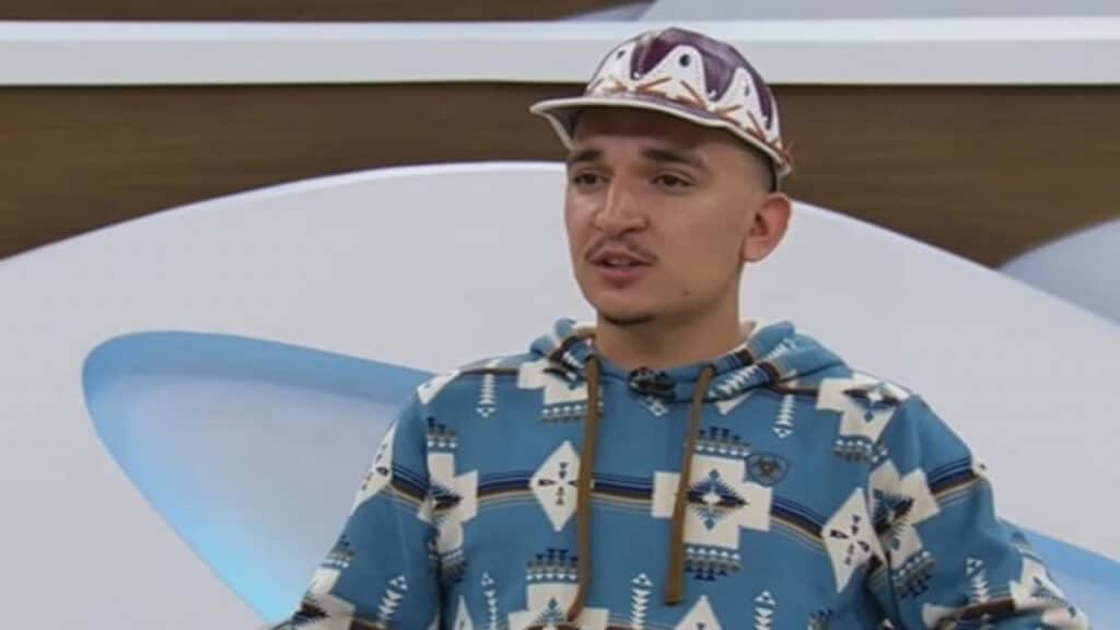 João Gomes no Roda Viva, falando, sério, de casaco e chapéu