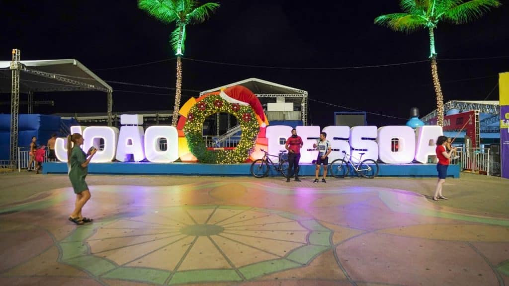 JP abre cadastro para ambulantes trabalharem durante shows e festas na orla