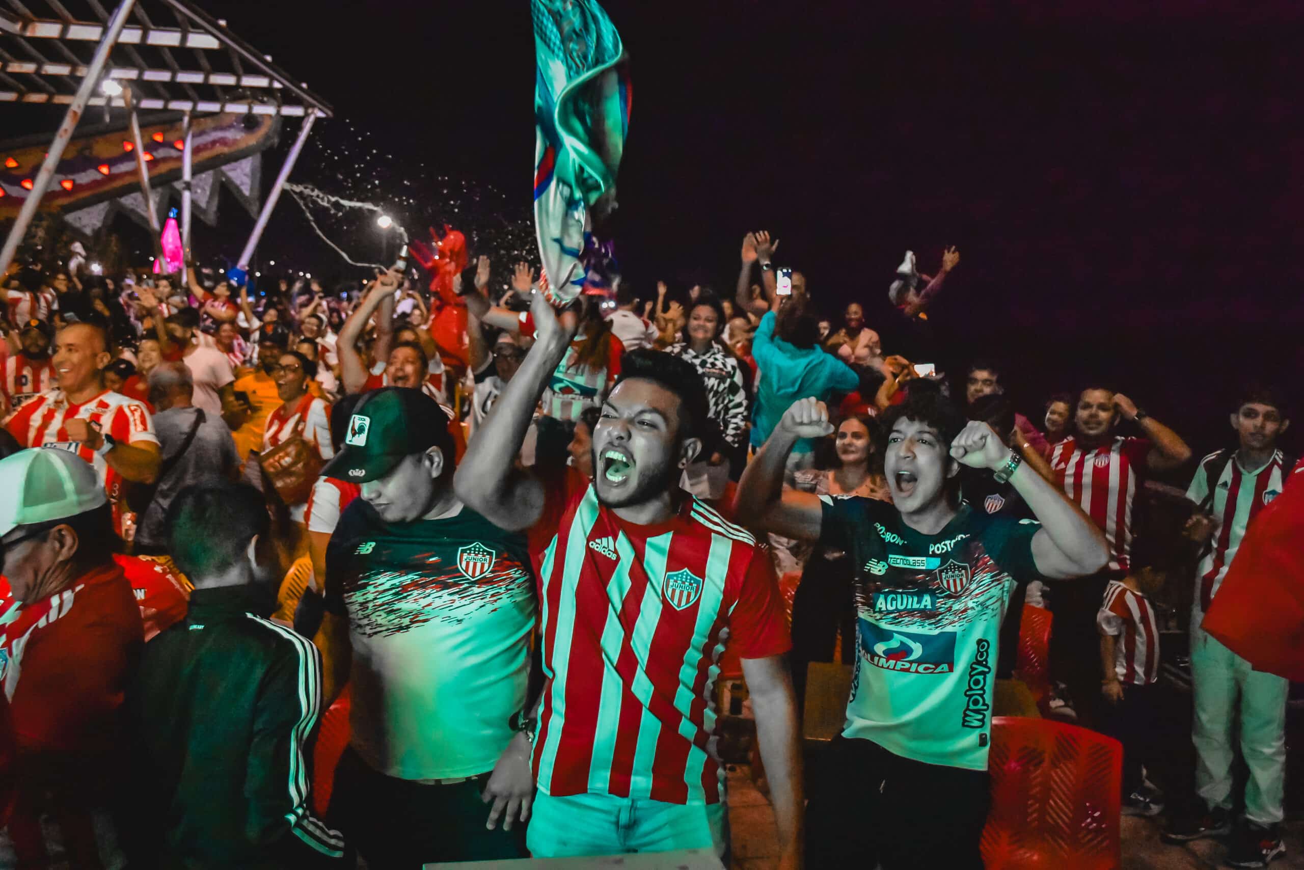 Grupo de aficionados del junior celebrando