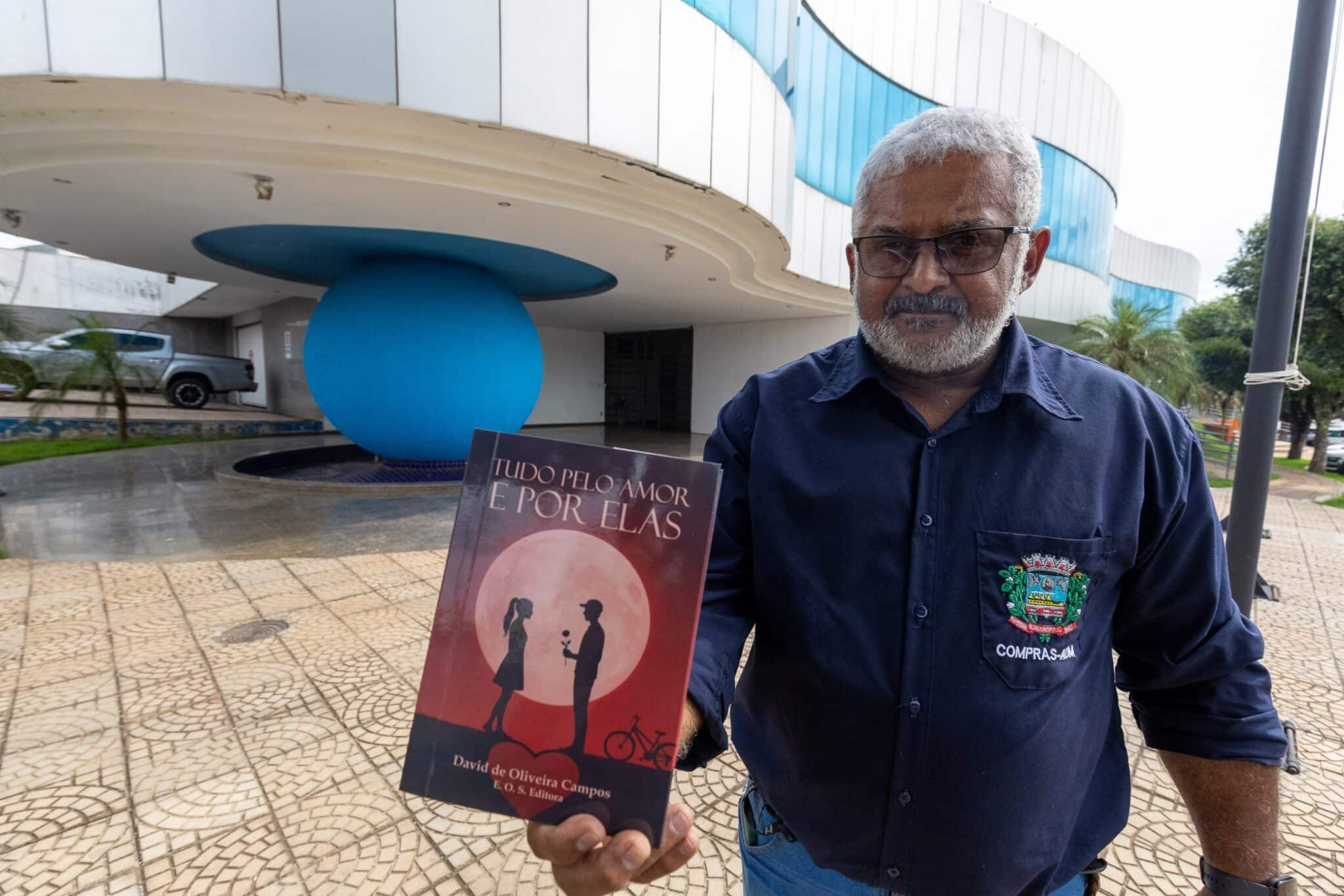 TUDO PELO AMOR E POR ELAS | Servidor municipal realiza sonho de lançar livro de poesias