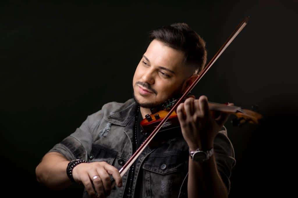 Violinista Fá Bueno encanta o público na Vila Noel com apresentações natalinas