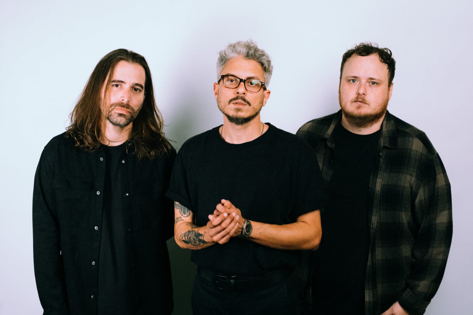 menores atos celebra título de Melhor Disco de Rock Alt. de 2025