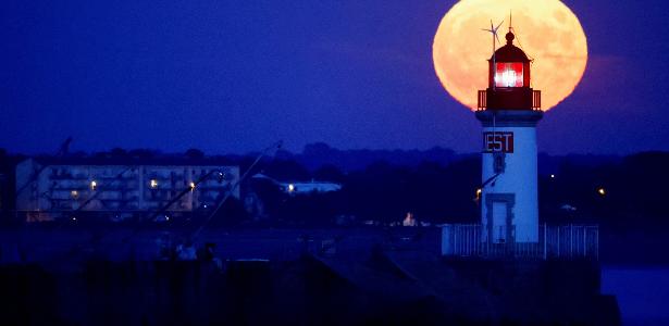 Superlua surge quando satélite natural alcança seu ponto mais próximo da Terra