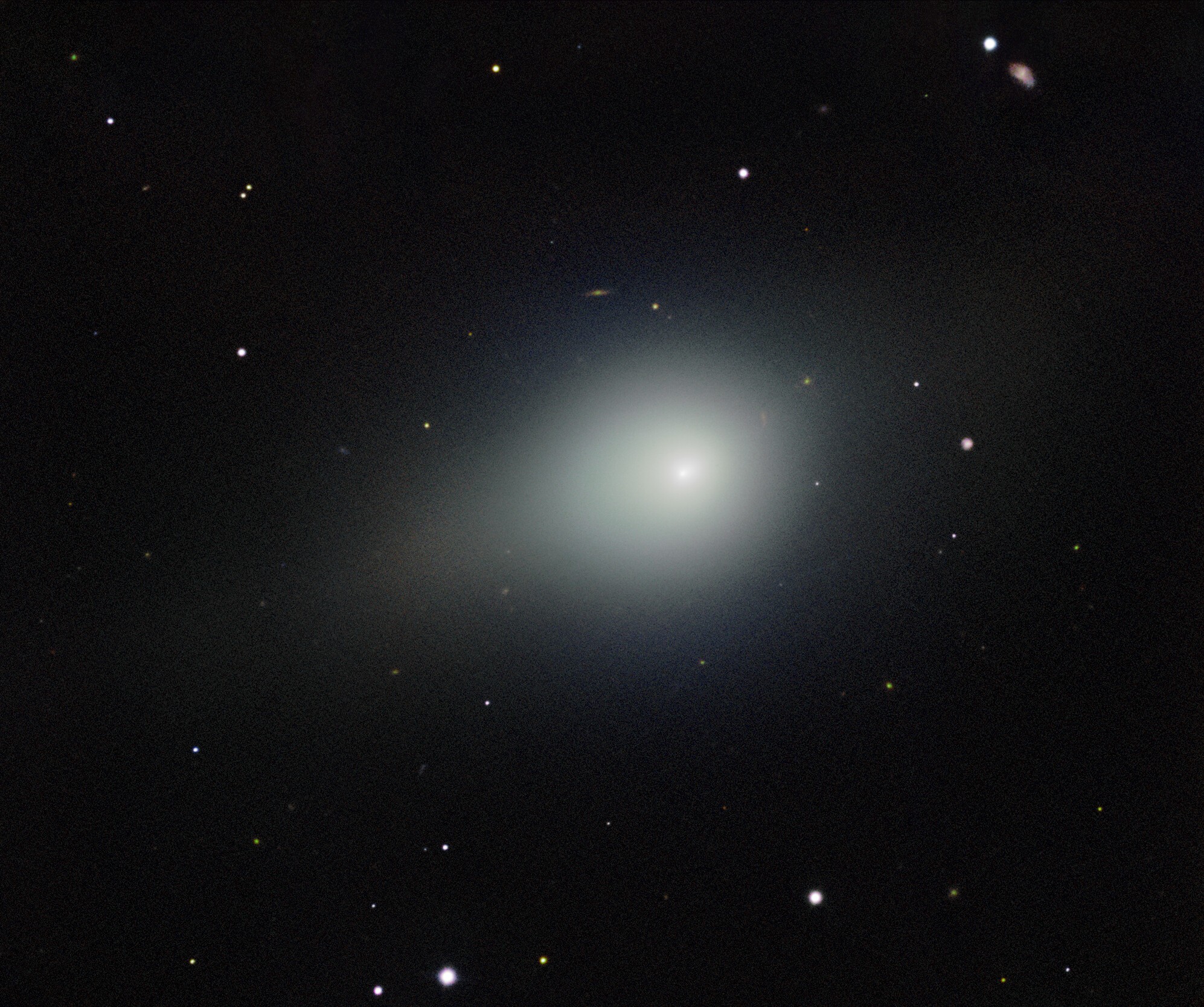 Cometa interestelar 3I/ATLAS emite brilho esverdeado em novas imagens