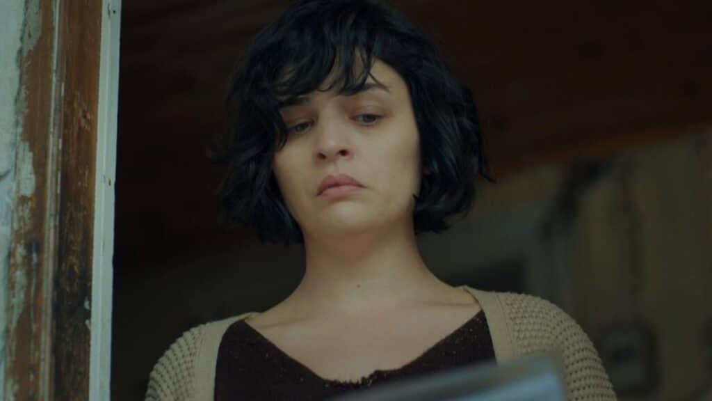 Novela Mãe: Sule perde a paciência com Melek e entrega filha para Zeynep