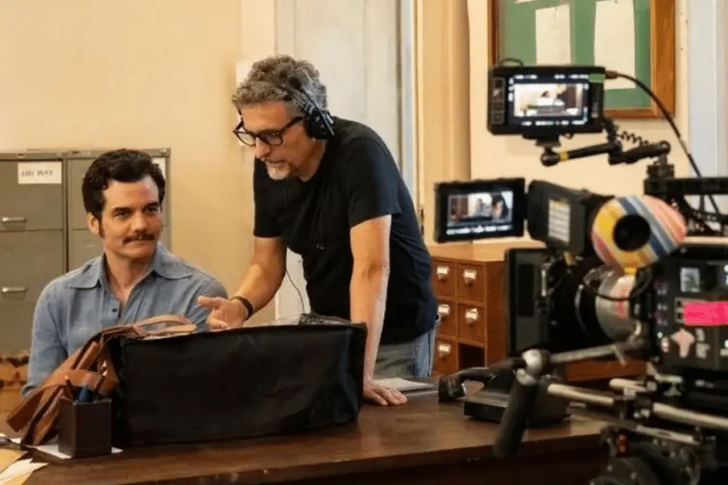 Wagner Moura e Kleber Mendonça nas filmagens do filme O Agente Secreto.