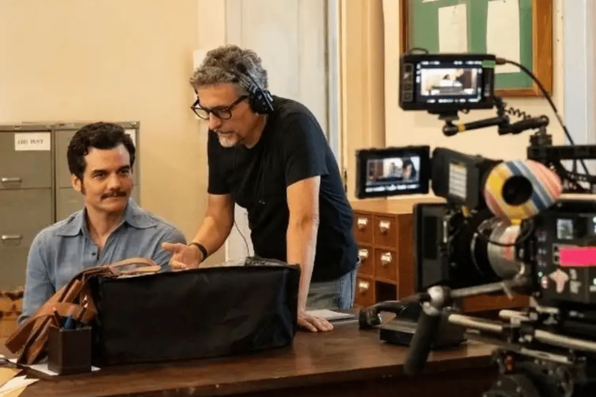 Wagner Moura e Kleber Mendonça nas filmagens do filme O Agente Secreto.