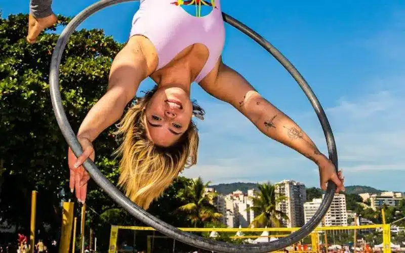 Pendurados Acrobacias Circenses em quatro apresentações em Niterói