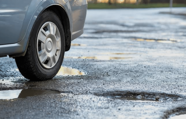 Ruas esburacadas colocam pneus em risco e elevam gastos com manutenção