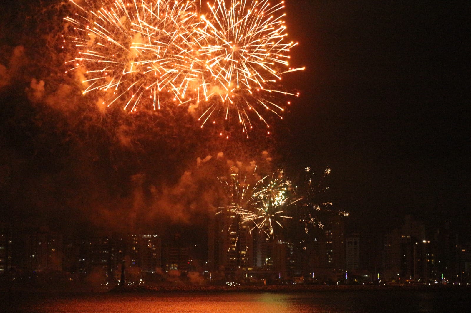 Cidade mais rica de SC terá quatro dias de shows gratuitos e queima de fogos para Réveillon 2026