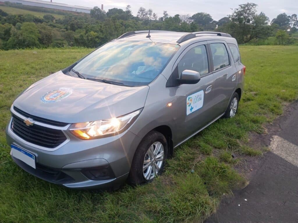 Veículo atinge objeto na Washington Luís e tem pneus danificados