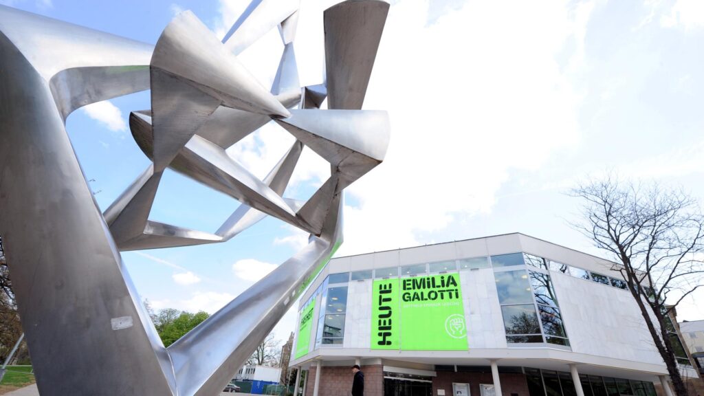 Das Schauspielhaus in Stuttgart, links im Bildvordergrund eine Stahlskulptur.