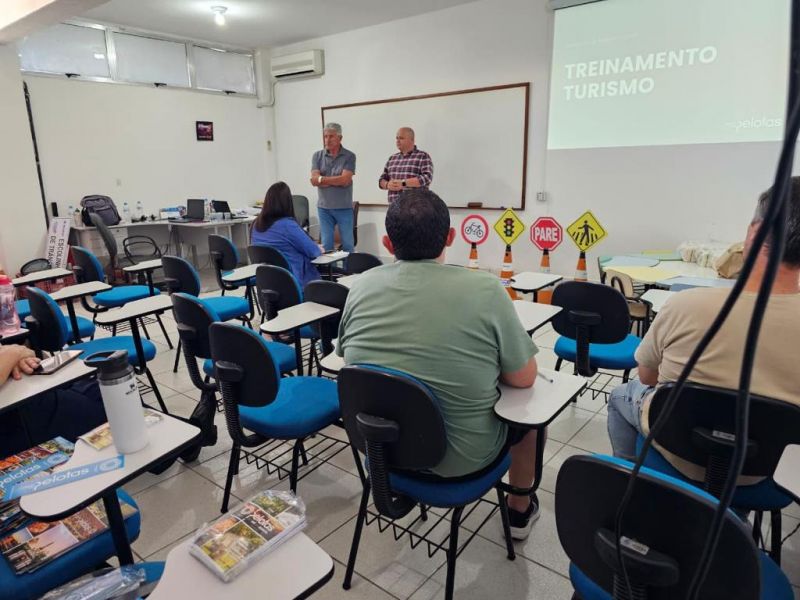Prefeitura promove curso para taxistas sobre história e turismo de Pelotas