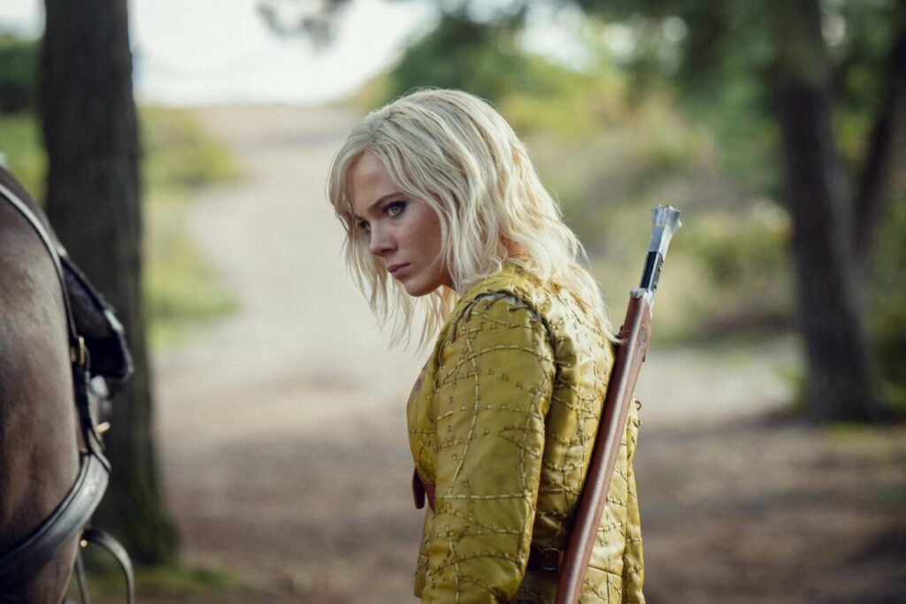 Freya Allan revela que quase deixou a série após saída de Henry Cavill