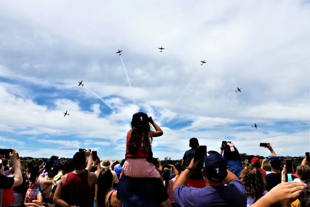 Imagem ilustra apresentação da Esquadrilha da Fumaça