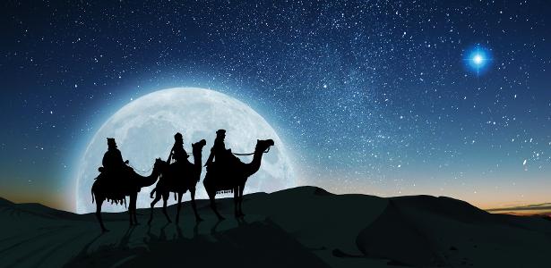 Três reis magos indo em direção à Estrela de Belém