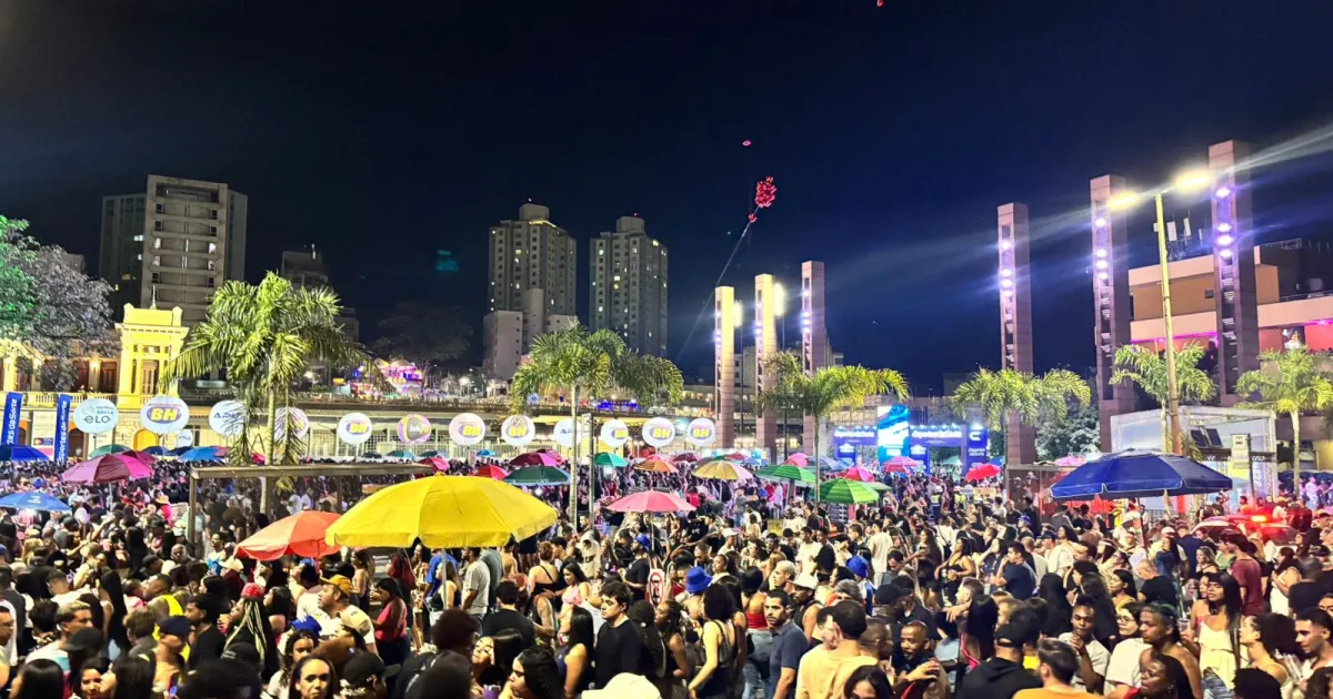 aniversário de 128 anos de BH leva multidão à Praça da Estação