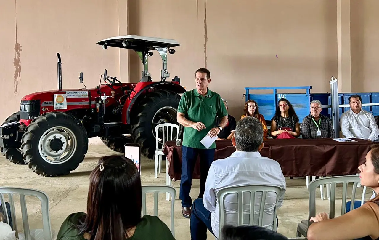 Vanderlan entrega trator e implementos ao CEDAC e reforça apoio à agricultura familiar em Goiás