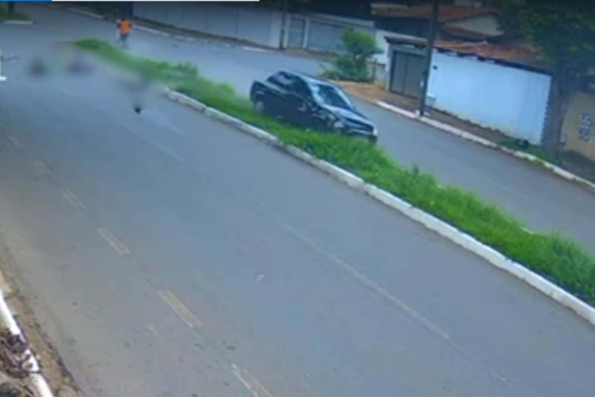 Homens morrem após acidente entre carro e moto em Goiânia; câmera registrou colisão