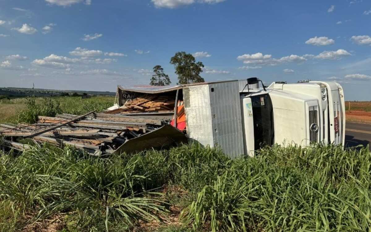 Motorista escapa ileso após pneu estourar e caminhão tombar às margens da MS-134, em Nova Andradina