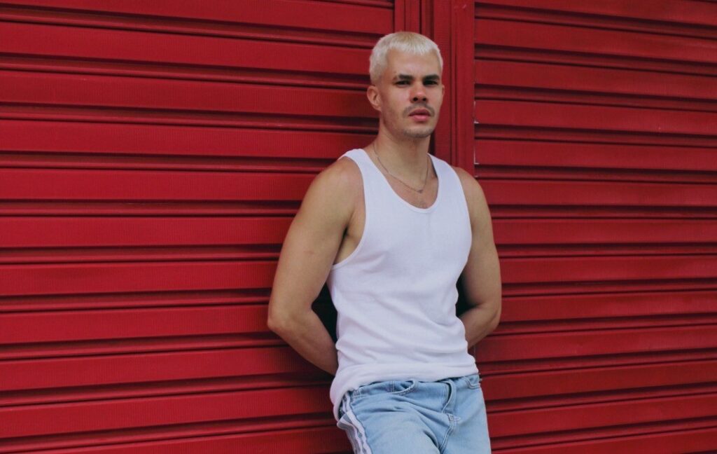 Vinicius Teixeira fala da estreia nas novelas em 'Três Graças' e celebra repercussão do núcleo dos 'bandivos' na trama: 'Recebo cantadas pesadas'