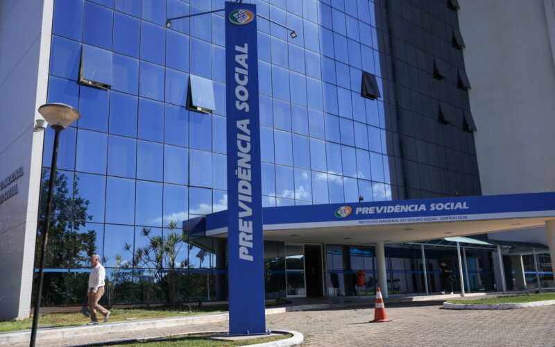 Aposentadorias e pensões do INSS acima do salário mínimo são reajustadas em portaria do governo; veja valores