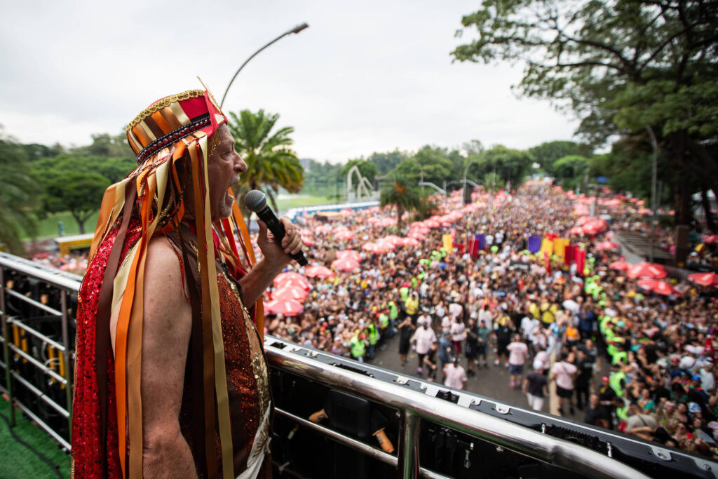 Alceu Valença canta em um bloco de Carnaval